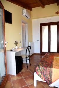 1 dormitorio con 1 cama y escritorio en una habitación en B&B Villa Del Regno en Centola