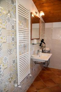 y baño con lavabo y espejo. en B&B Villa Del Regno en Centola