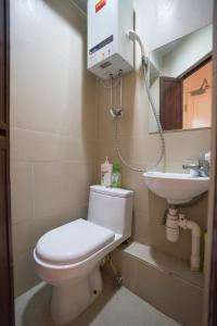 La salle de bains est pourvue de toilettes et d'un lavabo. dans l'établissement The Cultural Crashpad - 康乃馨旅館, à Hong Kong