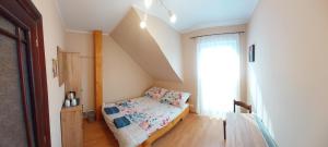 una piccola camera con letto e finestra di DIONIZY a Kosakowo