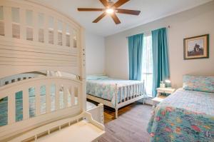1 dormitorio con 2 camas y ventilador de techo en Lakefront Livingston Vacation Rental with Boat Dock!, en Livingston