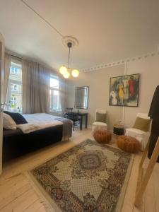 1 dormitorio con cama y alfombra en Lovely central apartment with two large bedrooms nearby Oslo Opera, vis a vis Botanical garden, en Oslo