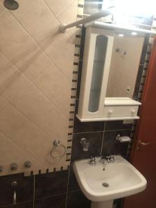 uma casa de banho com um lavatório e um espelho em Vientos del Sur em Río Gallegos