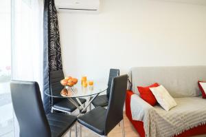 Posedenie v ubytovaní Schöne Wohnung mit Pool , Wi-Fi und privat Garage