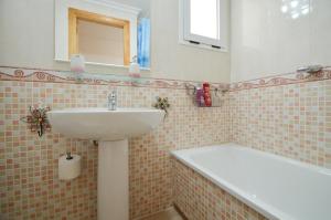 Kúpeľňa v ubytovaní Schöne Wohnung mit Pool , Wi-Fi und privat Garage