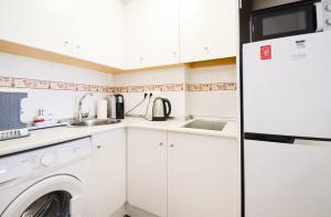 Kuchyňa alebo kuchynka v ubytovaní Schöne Wohnung mit Pool , Wi-Fi und privat Garage