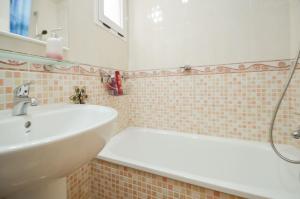 Kúpeľňa v ubytovaní Schöne Wohnung mit Pool , Wi-Fi und privat Garage