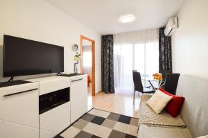 Televízia a/alebo spoločenská miestnosť v ubytovaní Schöne Wohnung mit Pool , Wi-Fi und privat Garage