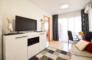 Televízia a/alebo spoločenská miestnosť v ubytovaní Schöne Wohnung mit Pool , Wi-Fi und privat Garage