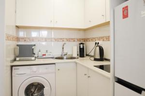 Kuchyňa alebo kuchynka v ubytovaní Schöne Wohnung mit Pool , Wi-Fi und privat Garage