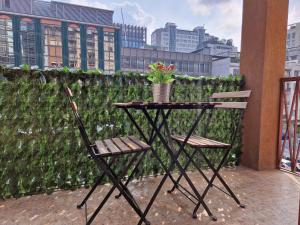 uma mesa e duas cadeiras numa varanda em Quick Flat - Milan Central em Milão