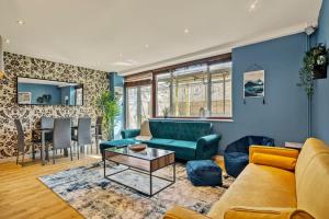 sala de estar con sofá y mesa en Lovely 3-Bed Clapham Common en Londres