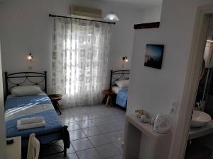 Posteľ alebo postele v izbe v ubytovaní Nikolas ios Village