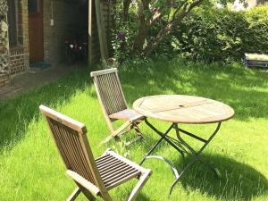 two chairs and a table and a table and chairs at Ferienwohnung Malchow SEE 11231 in Malchow