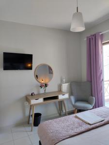 sypialnia z biurkiem i krzesłem w obiekcie Nini's Houses w mieście Nydri