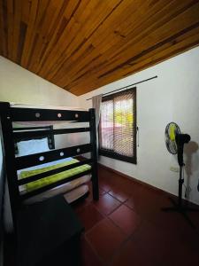 Poschodová posteľ alebo postele v izbe v ubytovaní AnaGris Cottage