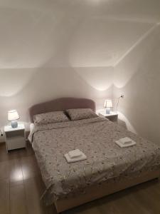 Vikendica Cokori في بانيا لوكا: غرفة نوم عليها سرير وفوط