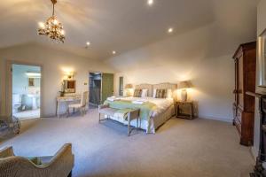 een grote slaapkamer met een bed en een bureau bij The Black Lion, Long Melford in Long Melford