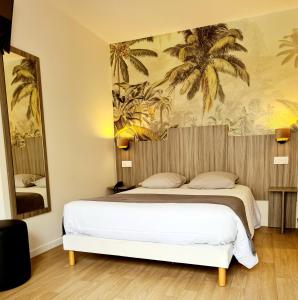- une chambre avec un lit orné d'une fresque murale de palmiers dans l'établissement Hôtel Caravelle Contact Hôtel, à Rochefort
