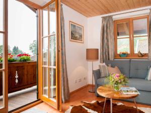 ein Wohnzimmer mit einem Sofa und einem Tisch in der Unterkunft Ferienwohnungen Nutz in Bad Wiessee