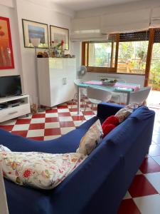 salon z niebieską kanapą i stołem w obiekcie ARGENTARIO… tutto da scoprire w mieście Porto Santo Stefano