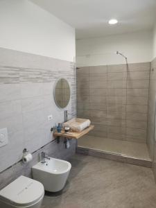 Koupelna v ubytování LONATE ROOM