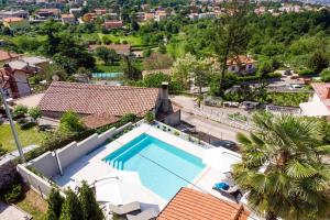 een luchtzicht op een huis met een zwembad bij Srok Villa with private swimming pool in Kastav