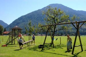 um grupo de pessoas brincando em um parque em Gaestehaus Webermohof em Rottach-Egern