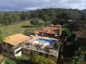 uma vista aérea de uma casa com piscina em Solar Maria Carolina em Mario Campos