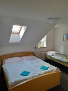 Un dormitorio con una cama con almohadas azules. en Penzion Pohoda, en Jetřichovice