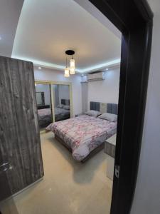 une chambre avec un grand lit dans une pièce dans l'établissement Royal Residence 3 New 2 bed apartment sea view with infinity pool, à Charm el-Cheikh