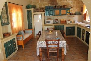Dapur atau dapur kecil di Charming Farmhouse in Gharb