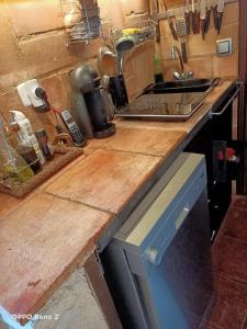 cocina con encimera de madera y fregadero en Magnífico Alojamiento en el centro en Valdepeñas