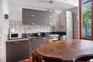 Il comprend une cuisine équipée d'une table en bois et d'un four micro-ondes. dans l'établissement Appartamento Rita, à Levanto