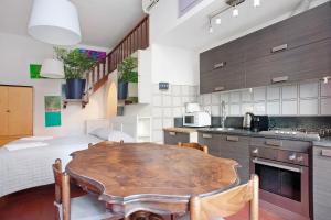 - une cuisine avec une table en bois dans une chambre dans l'établissement Appartamento Rita, à Levanto