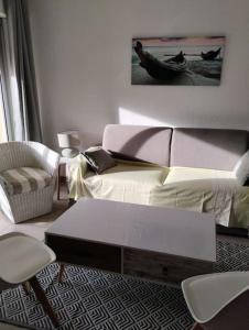 salon z kanapą, stołem i krzesłami w obiekcie Petit paradis classé 3 étoiles à 200m de la plage! Terrasse-Wifi-Parking-clim w mieście Saint-Mandrier-sur-Mer