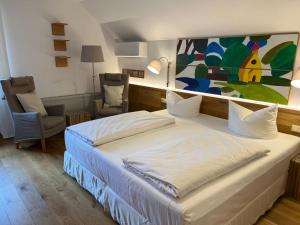 - une chambre avec un grand lit et une peinture murale dans l'établissement Aparthotel Parsberg LFerstl, à Parsberg