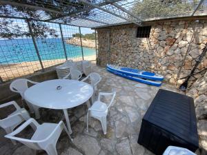 un patio con mesa, sillas y piscina en Villa Larissa, en Dolac