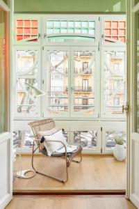 サン・セバスティアンにあるUrbieta 3 by FeelFree Rentalsの椅子と窓が備わる客室です。