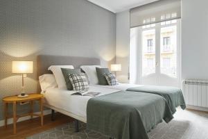 Posteľ alebo postele v izbe v ubytovaní Urbieta 3 by FeelFree Rentals