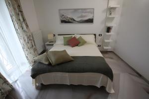 ein Schlafzimmer mit einem großen Bett mit Kissen darauf in der Unterkunft casa airuno in Airuno