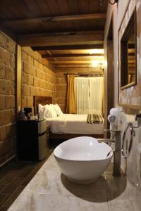 Hotel Real Nirvana في تيكوزاوتلا: حمام مع حوض كبير من البيض وسرير