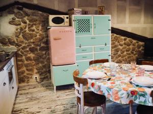 cocina con mesa y nevera en La Casa Rebonita VINTAGE, en Candelario