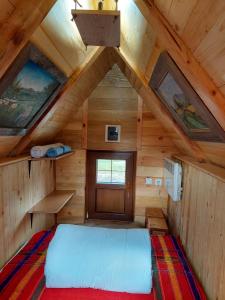 ein Schlafzimmer in einer Holzhütte mit einem Bett darin in der Unterkunft Etno smjestaj Bjelasica in Kolašin