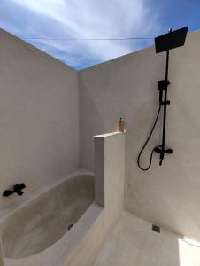 - une baignoire dans une chambre avec plafond dans l'établissement The Barefoot Blondie Village, à Gili Air