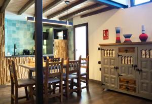 cocina y comedor con mesa y sillas en El PENTHOUSE de La Casa Rebonita, en Candelario