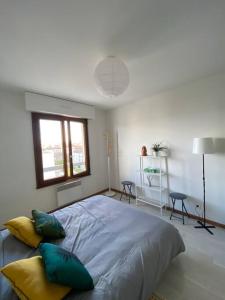 um quarto com uma cama grande com almofadas em Vaste et lumineux T2 em Annemasse