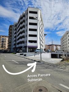 a city street with a white arrow on the road at Apartament Ștrand in Râmnicu Vâlcea