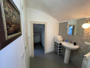 łazienka z umywalką i lustrem w obiekcie Milano Canal Apartments w Mediolanie +37 zdjęć
