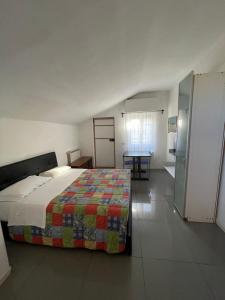1 dormitorio grande con 1 cama y cocina en Milano Canal Apartments, en Milán
